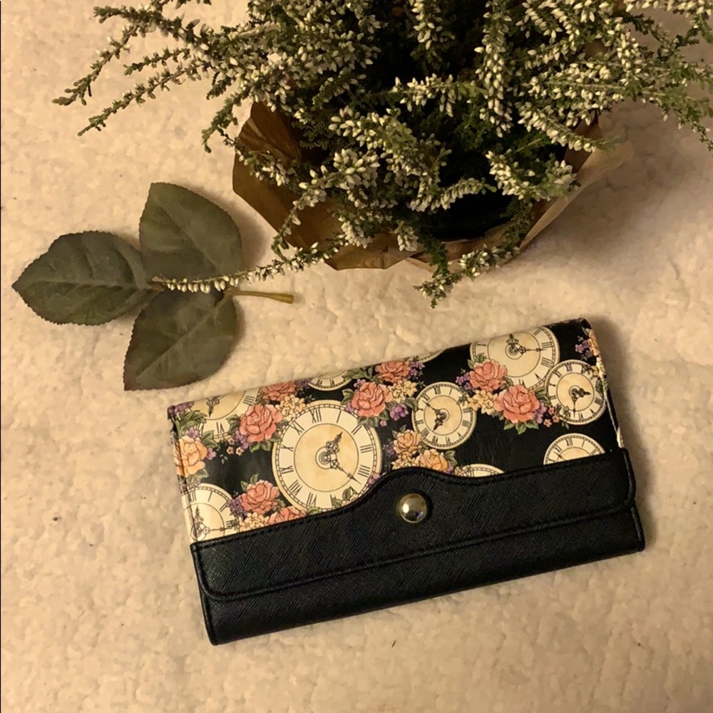 Vintage themed trifold wallet